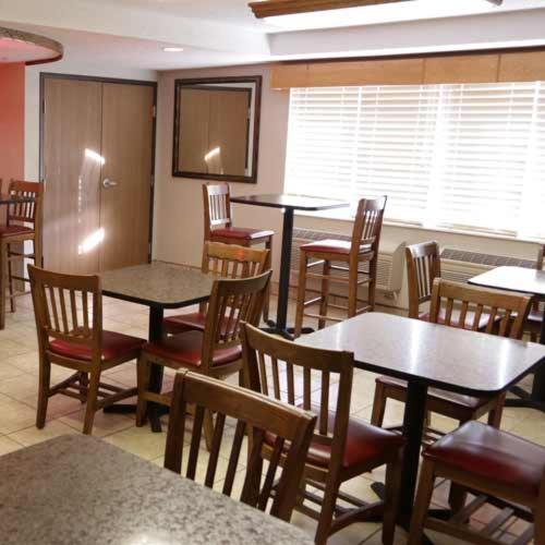 Boarders Inn And Suites By Cobblestone Hotels - Fayette Bagian luar foto