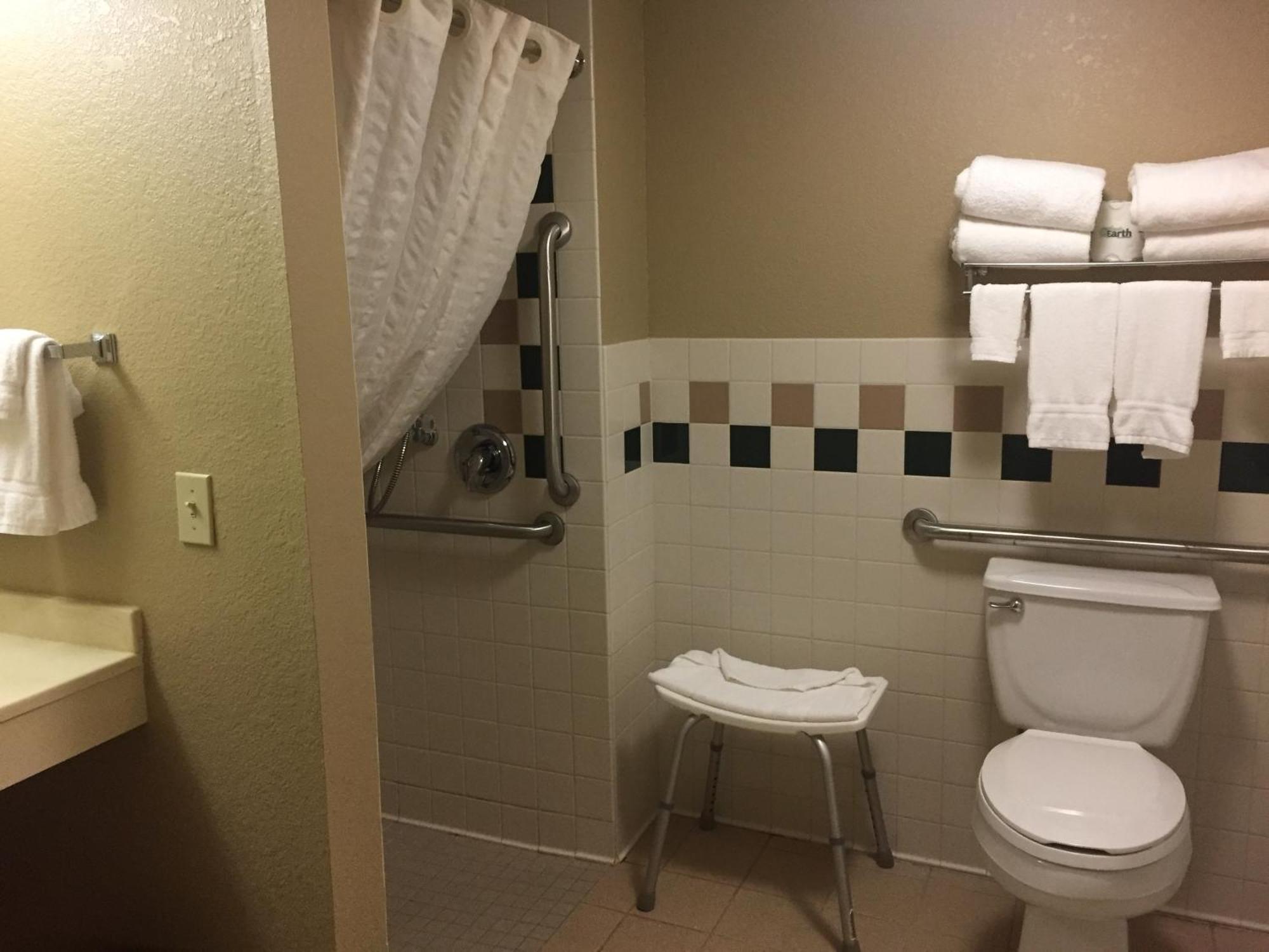 Boarders Inn And Suites By Cobblestone Hotels - Fayette Bagian luar foto