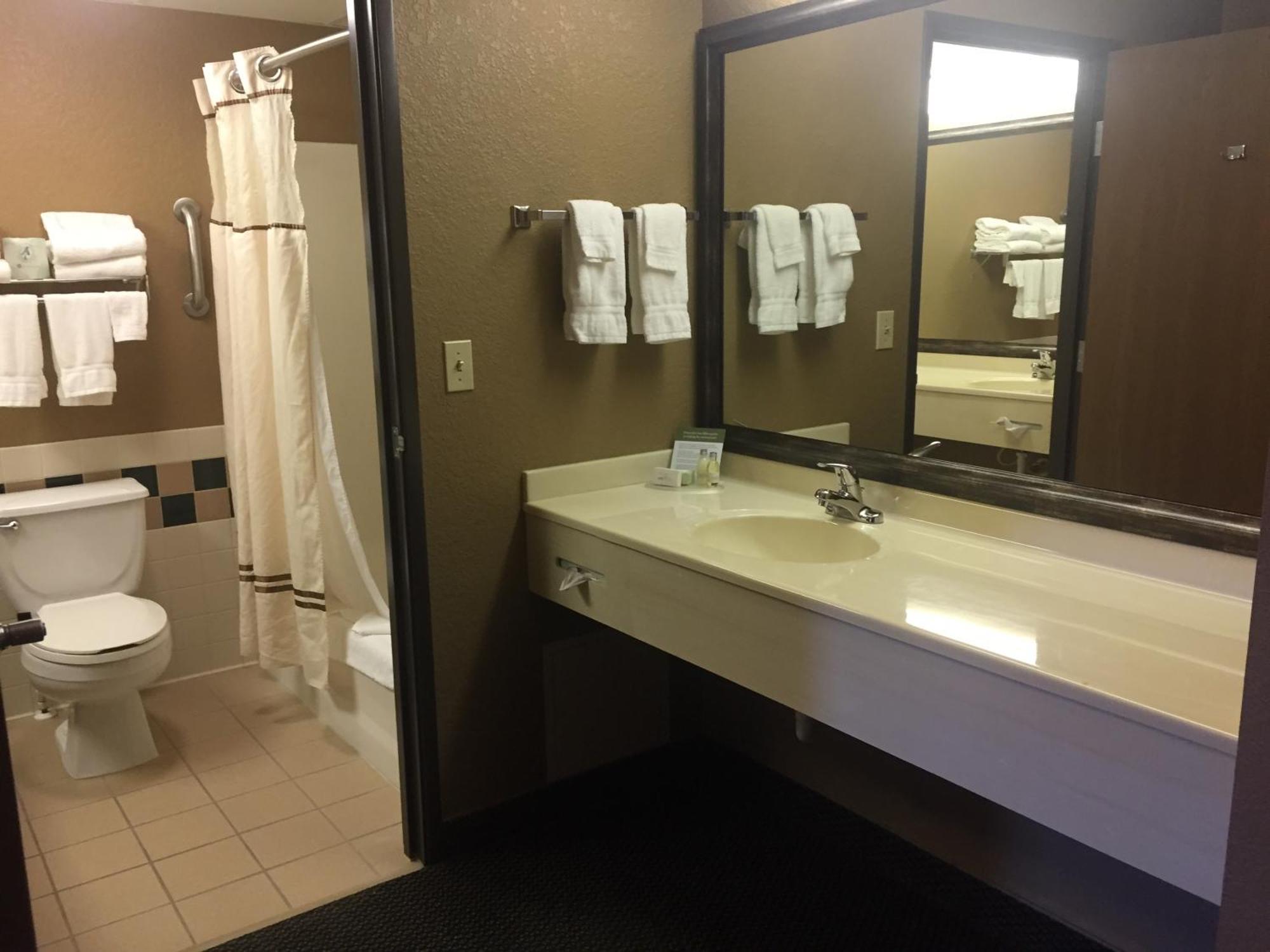 Boarders Inn And Suites By Cobblestone Hotels - Fayette Bagian luar foto